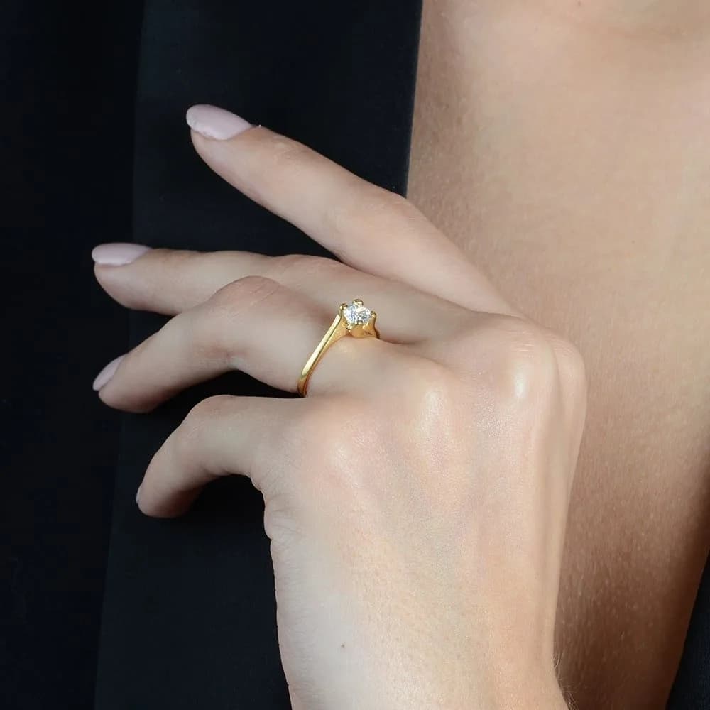 Anel Dourado Solitário com Pedra de Zircônia Pequena · Banhado a Ouro 18k