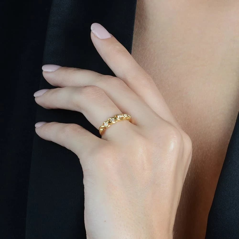 Anel Dourado Meia Aliança 5 Pedras de Zircônia · Banhado a Ouro 18k