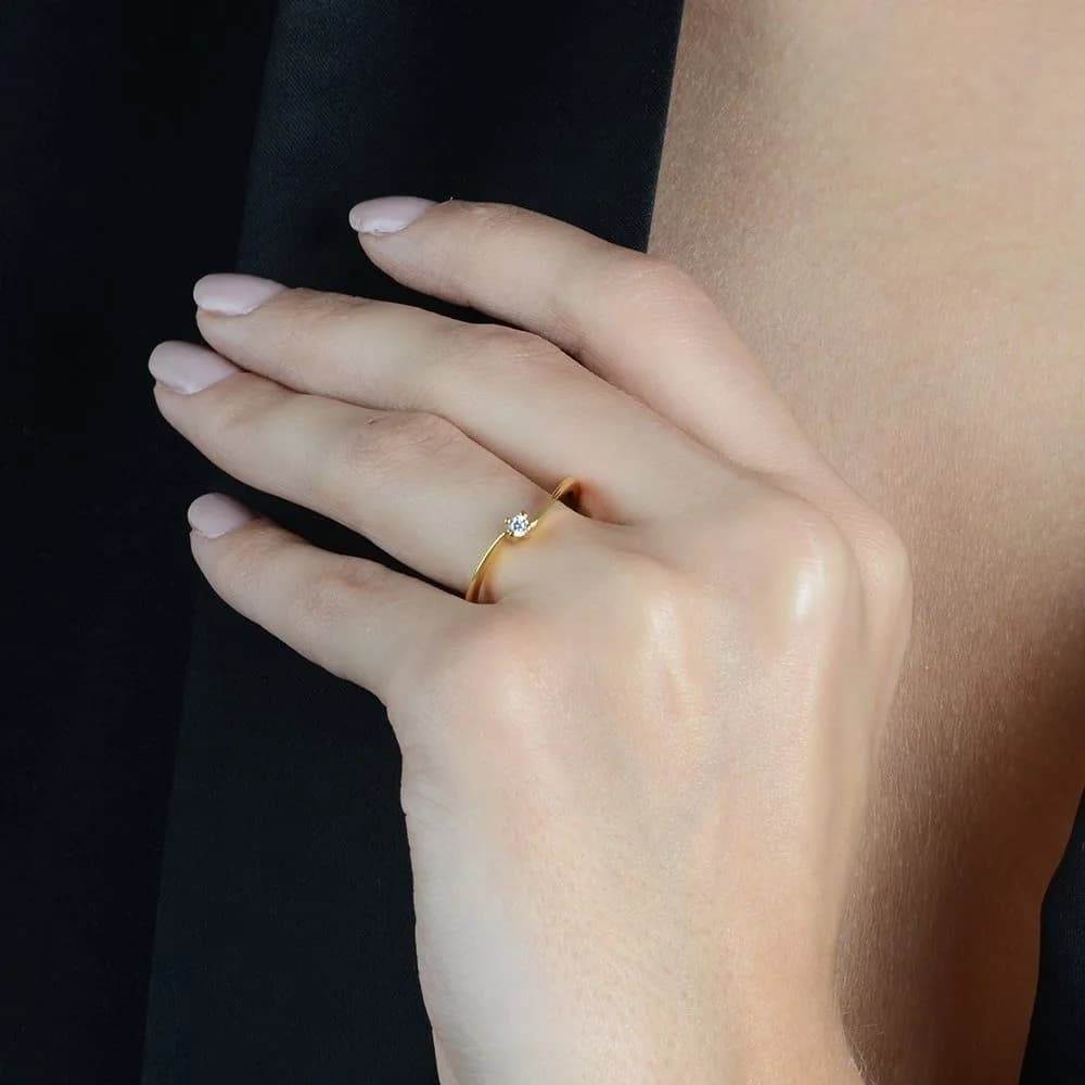 Anel Dourado Solitário Delicado com Zircônia · Banhado a Ouro 18k