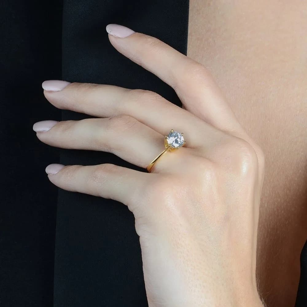 Anel Dourado Solitário com Pedra de Zircônia · Banhado a Ouro 18k
