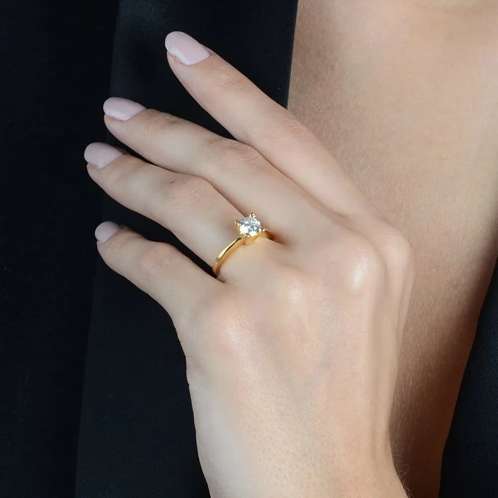 Anel Dourado Solitário com Pedra Zircônia · Banhado a Ouro 18k