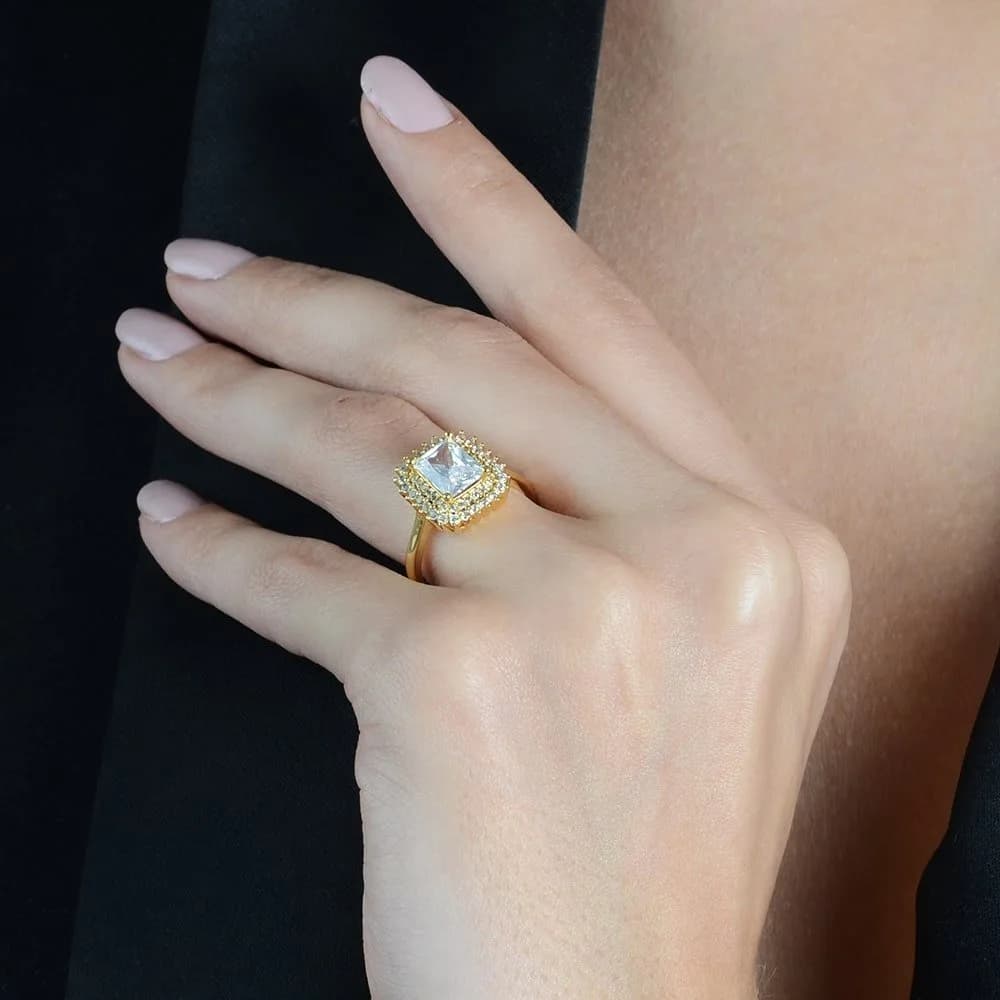 Anel Dourado Solitário com Zircônia · Banhado a Ouro 18k