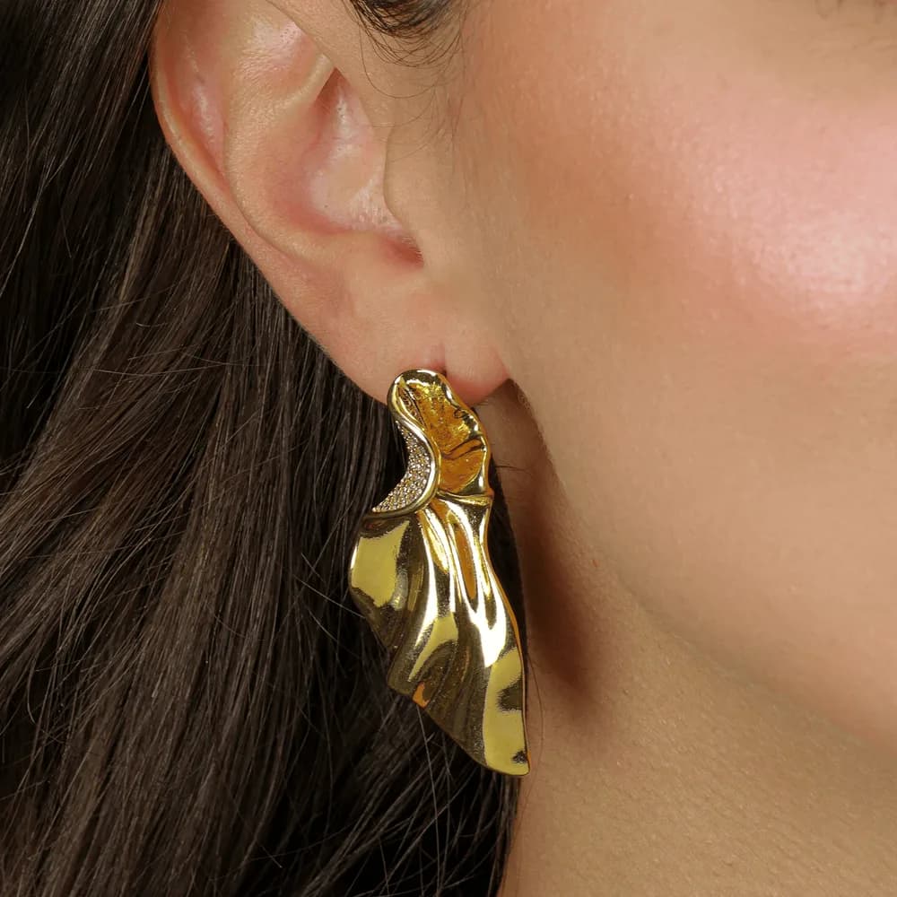Brinco Dourado Formato de Asas com Zircônias · Banhado a Ouro 18k