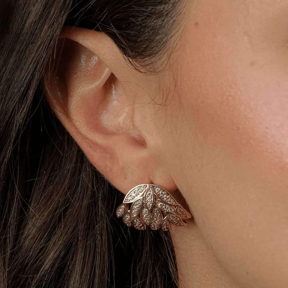 Brinco Dourado de Folhas Cravejado de Zircônias · Banhado a Ouro 18k