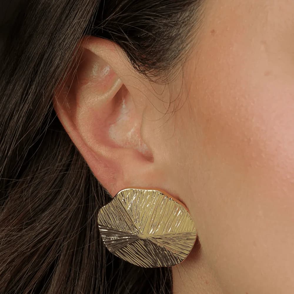 Brinco Dourado de Círculo Assimétrico com Ranhuras · Banhado a Ouro 18k