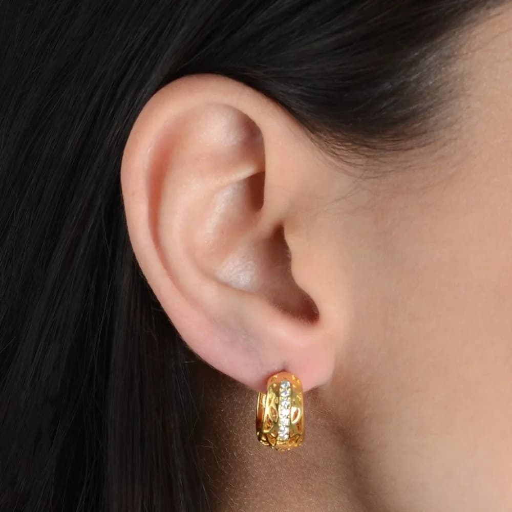 Brinco Dourado de Argolinha Vazado com Pedras de Zircônia · Banhado a Ouro 18k