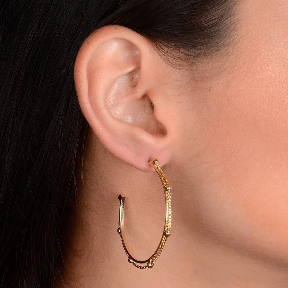 Brinco Dourado de Argola com Corrente Esferas e Pérolas · Banhado a Ouro 18k