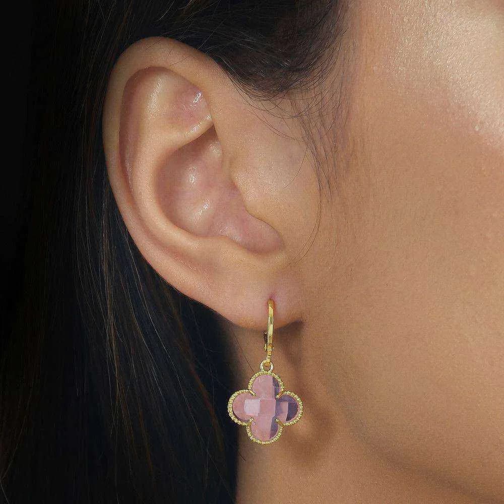 Brinco Dourado de Trevo com Zircônia Rosa · Banhado a Ouro 18k