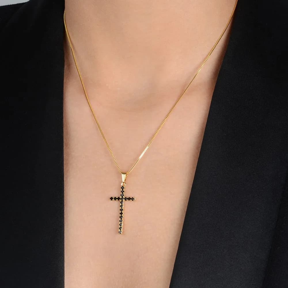 Colar Dourado de Cruz Cravejado de Pedra Natural Negra · Banhado a Ouro 18k