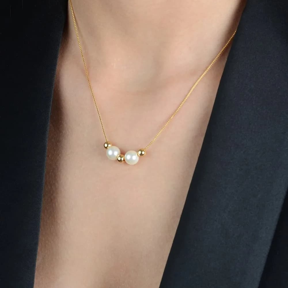 Colar Dourado de Pérolas e Esferas · Banhado a Ouro 18k