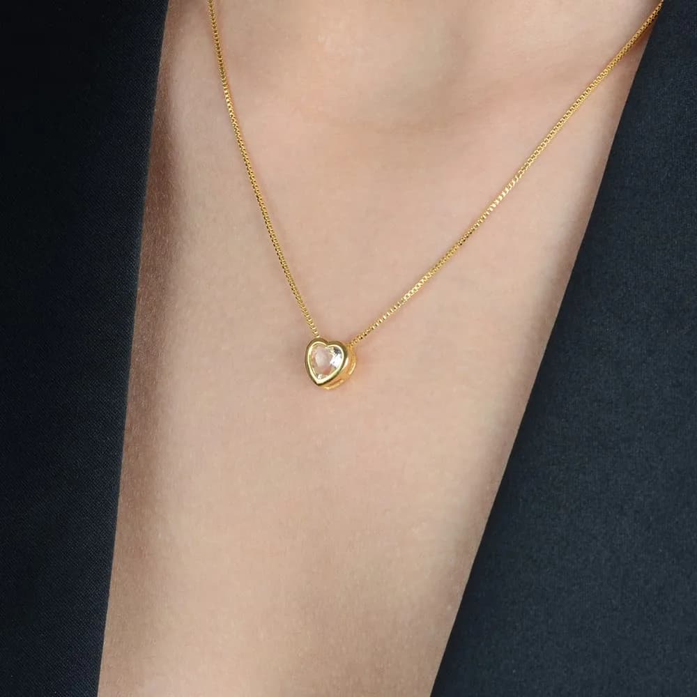 Colar Dourado de Pedra Natural em formato de Coração · Banhado a Ouro 18k