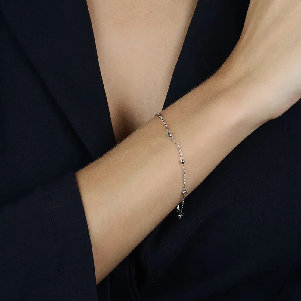 Pulseira Prateada de Bolinhas Delicada · Banhado a Ródio