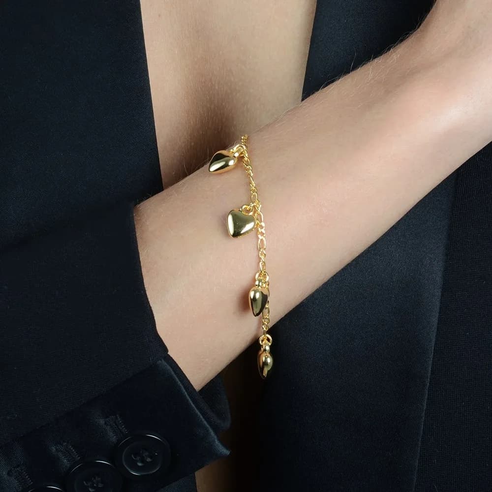Pulseira Dourada com Pingentes de Coração · Banhado a Ouro 18k