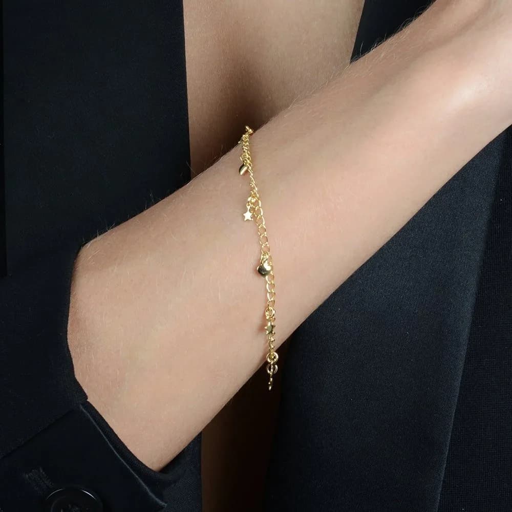 Pulseira Dourada com Pingentes de Coração e Estrela · Banhado a Ouro 18k