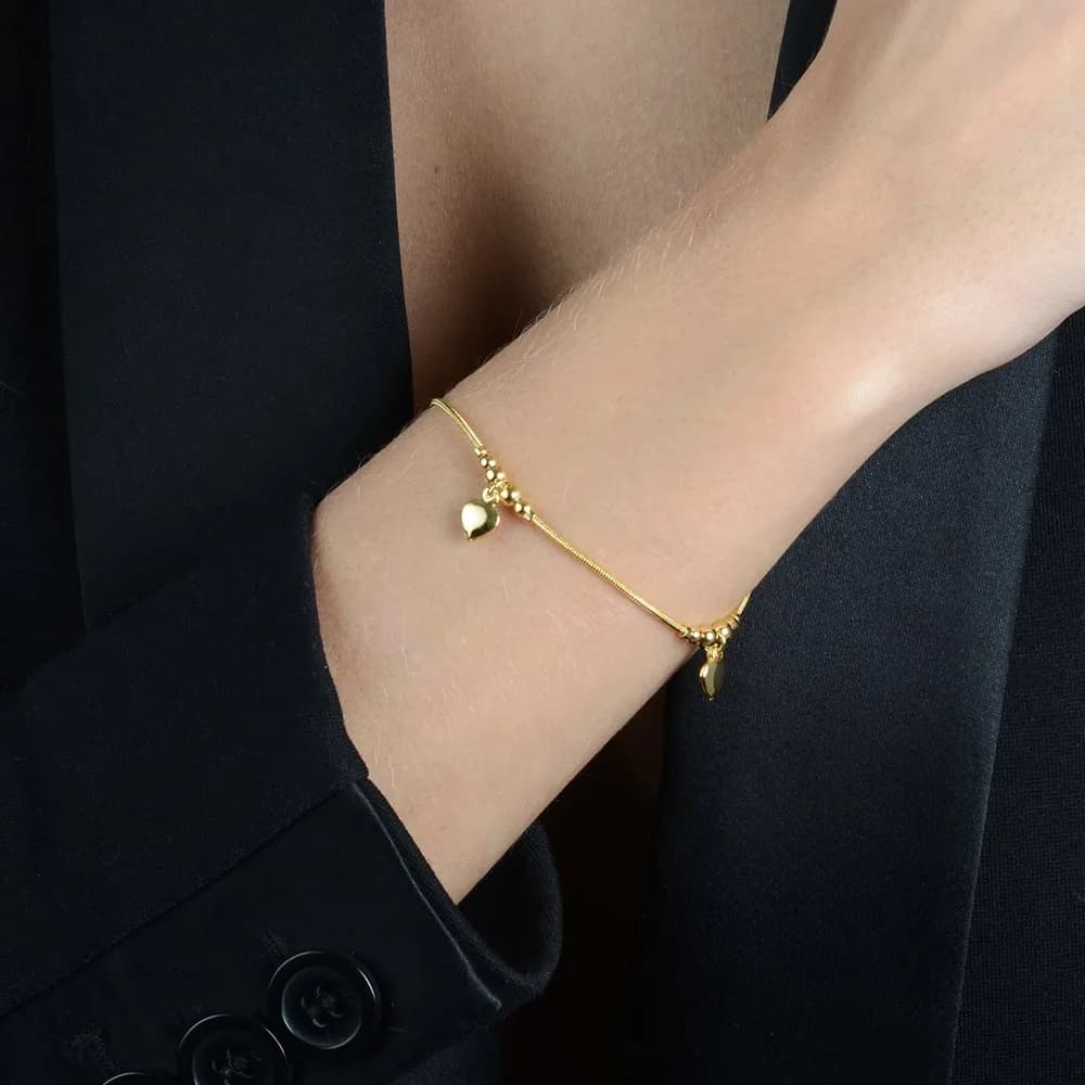Pulseira Dourada Lisa com 3 Pingentes de Coração · Banhado a Ouro 18k