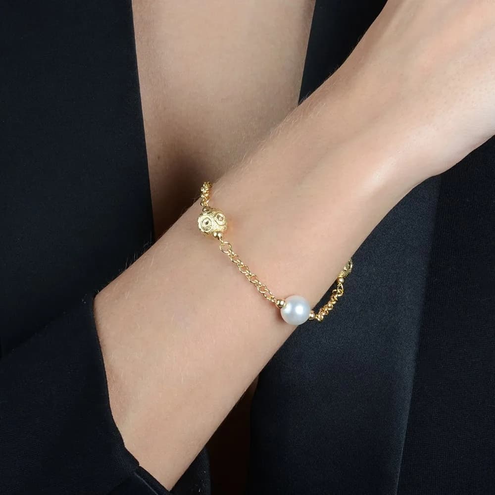 Pulseira Dourada Elo Português com Pérolas e Esferas Vazadas · Banhado a Ouro 18k