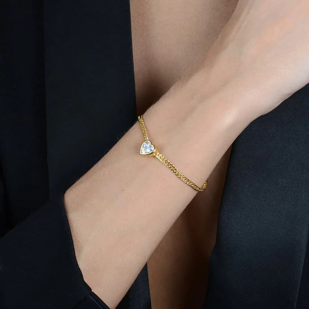 Pulseira Dourada com Pedra de Coração em Zircônia · Banhado a Ouro 18k