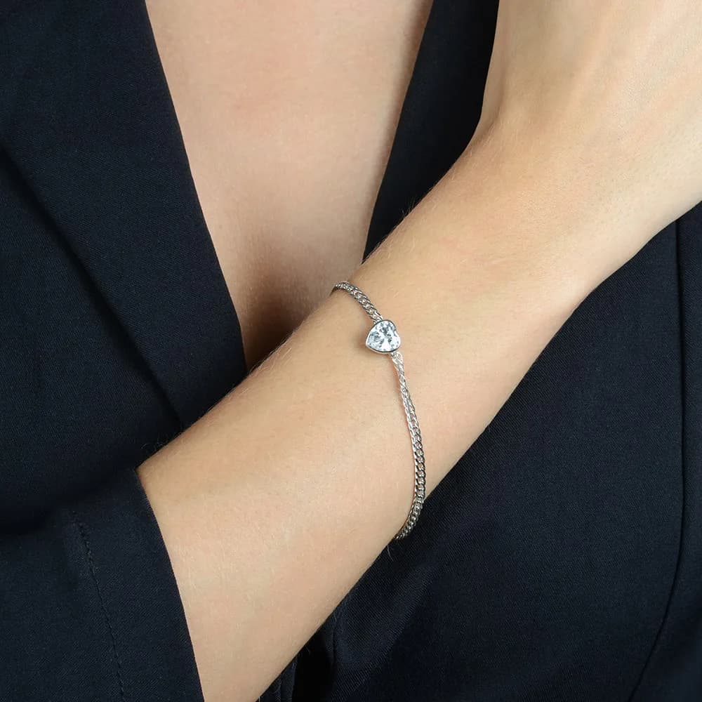 Pulseira Prateada com Pedra de Coração em Zircônia · Banhado a Ródio