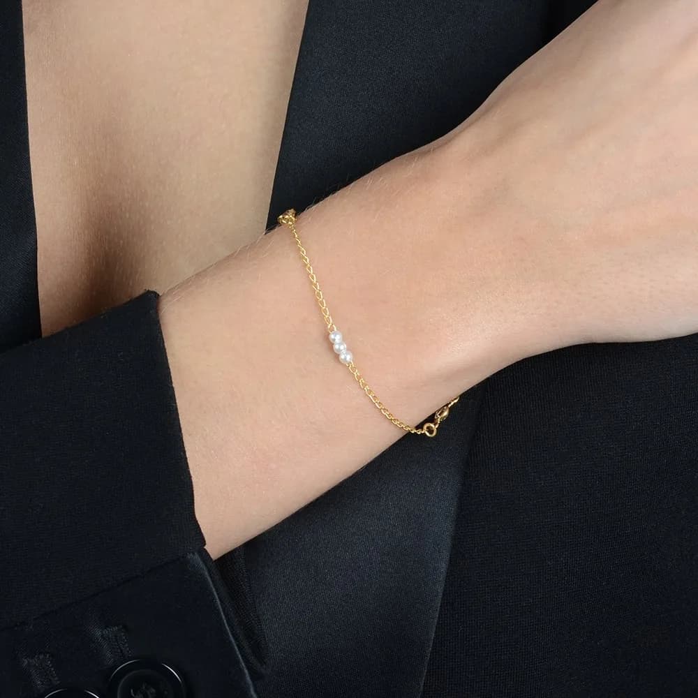 Pulseira Dourada de Pérolas com Ponto de Luz · Banhado a Ouro 18k