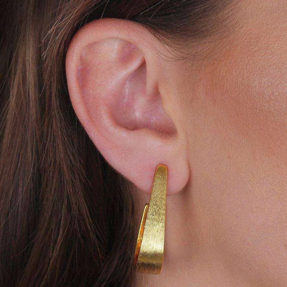 Brinco Dourado Formato Gota Escovado · Banhado a Ouro 18k