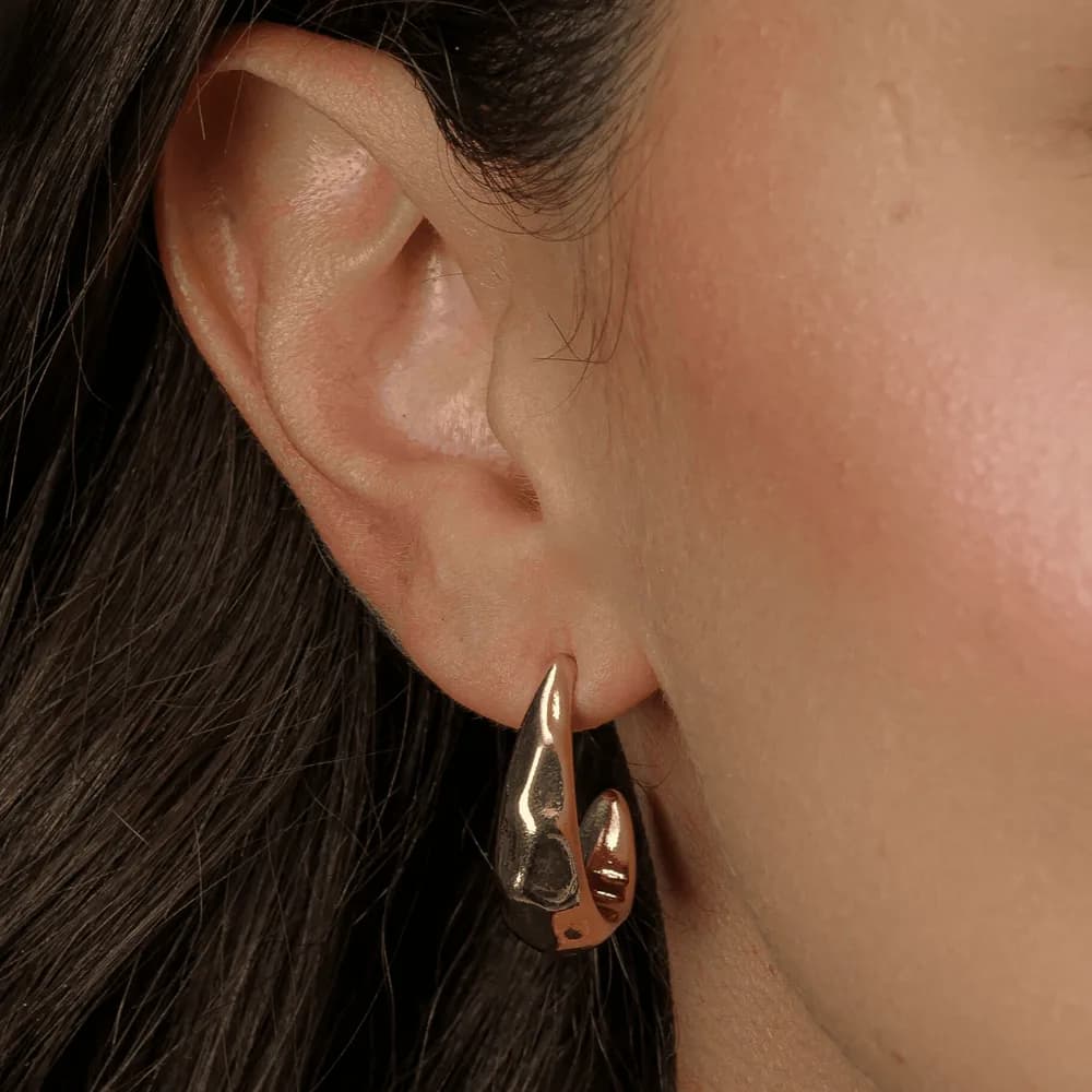 Brinco Dourado Formato Argola com Texturas Retas · Banhado a Ouro 18k