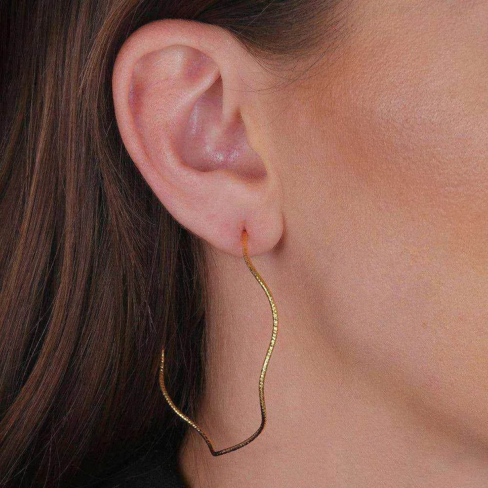Argola Dourada Ondulada Assimétrica · Banhado a Ouro 18k