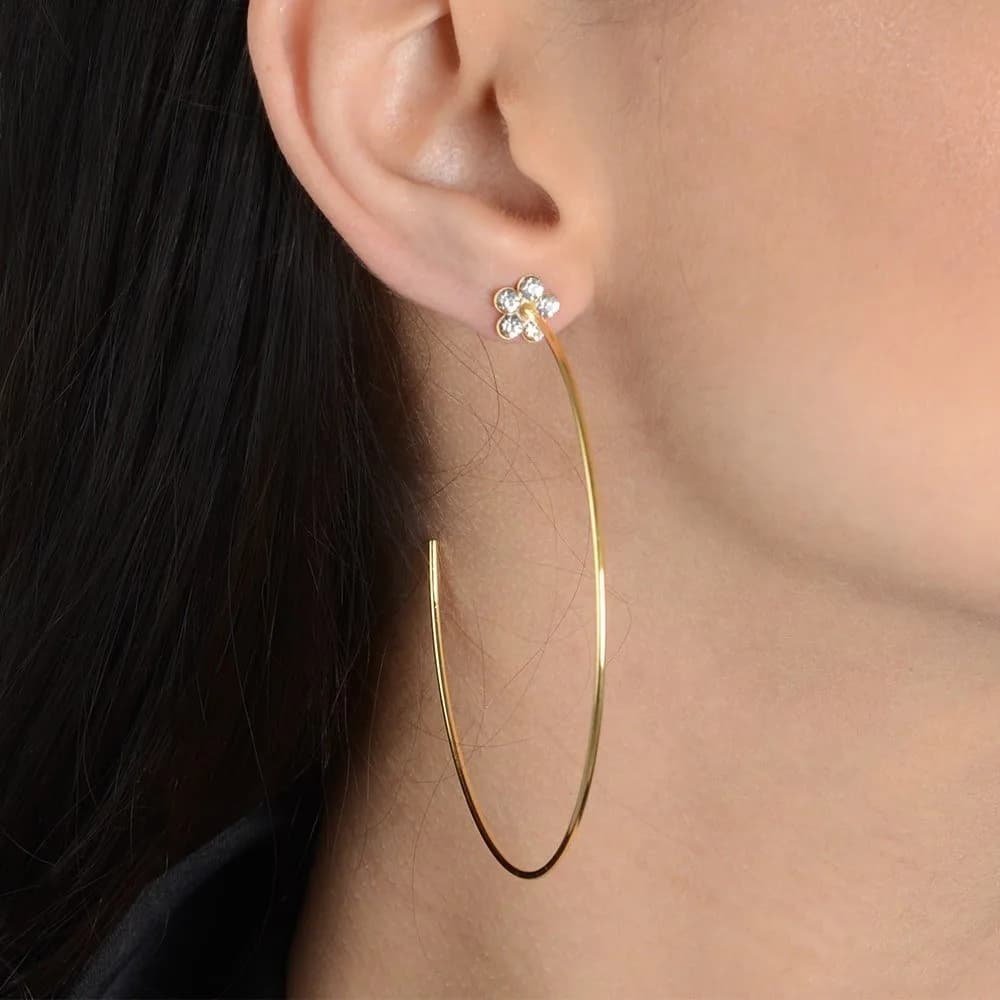 Brinco Dourado Grande de Argola com Detalhe de Flor em Strass · Banhado a Ouro 18k