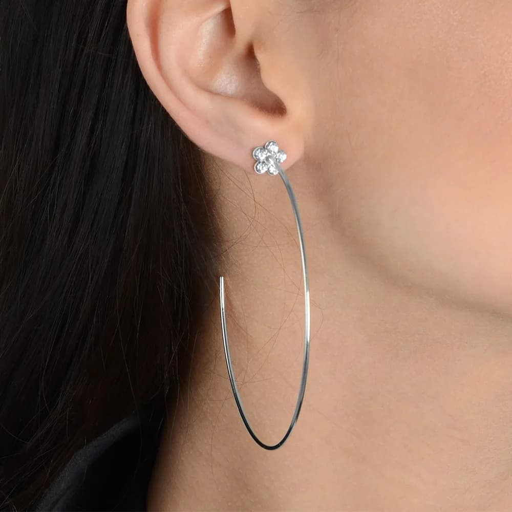 Brinco Prateado Grande de Argola com Detalhe de Flor em Strass · Banhado a Ródio