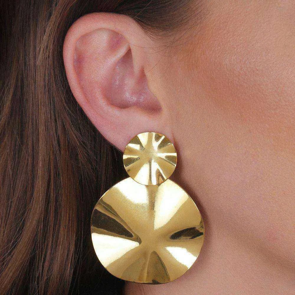 Brinco Dourado Orgânico Dois Círculos Amassados · Banhado a Ouro 18k