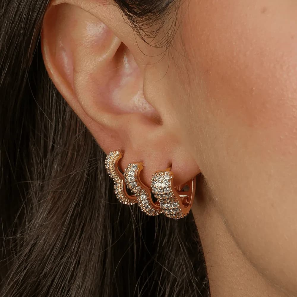 Trio Dourado de Argolinhas de Coração Cravejados de Zircônia · Banhado a Ouro 18k