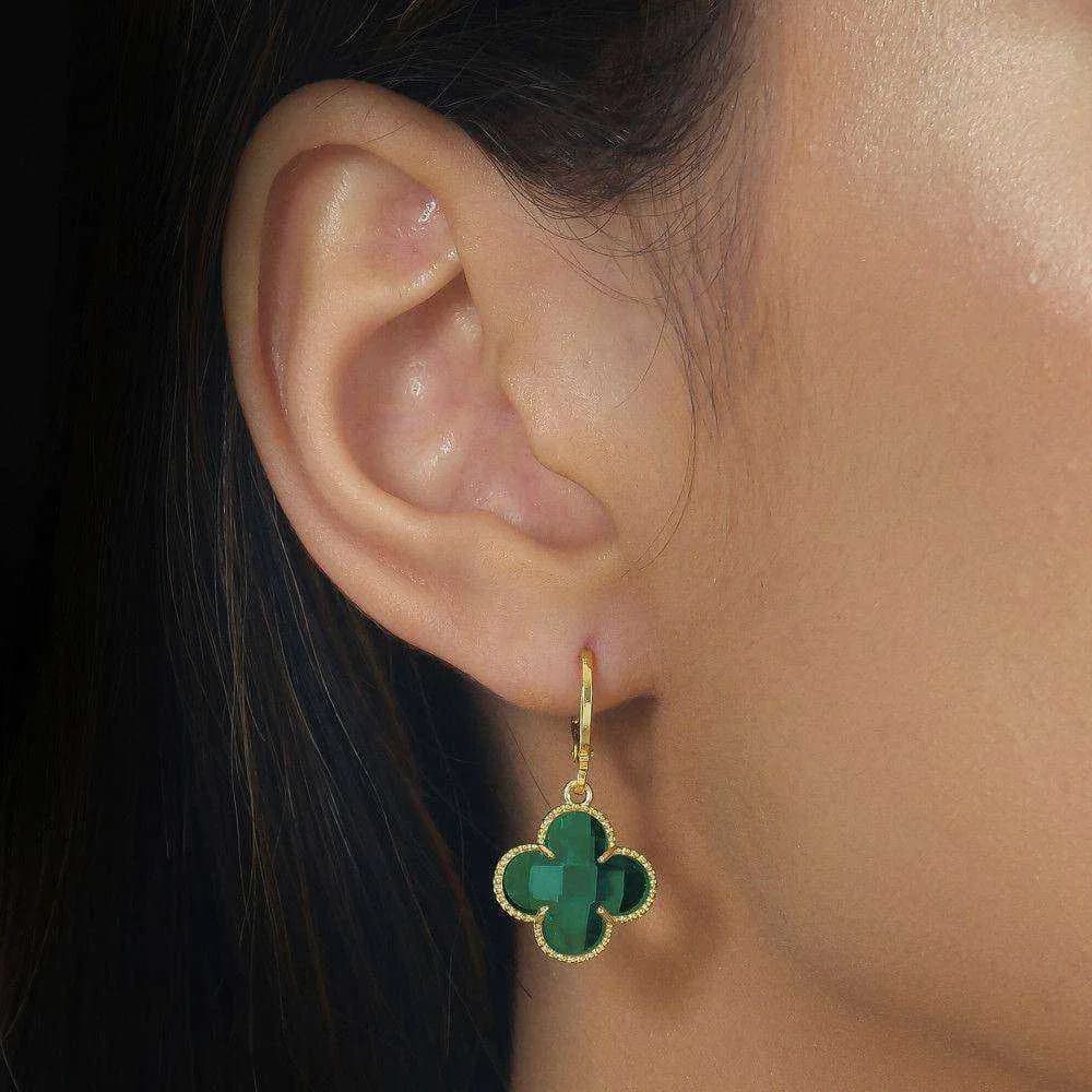 Brinco Dourado de Trevo com Zircônia Verde · Banhado a Ouro 18k