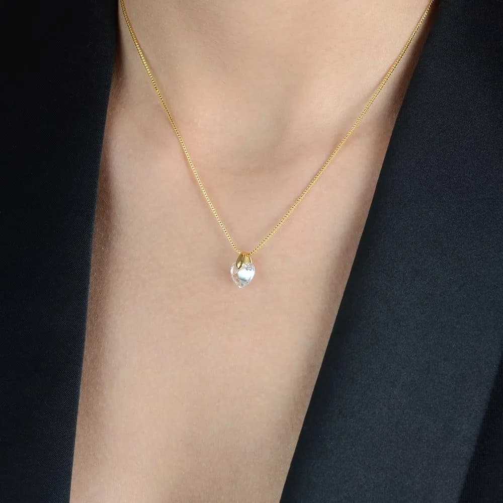 Colar Dourado de Coração em Cristal · Banhado a Ouro 18k
